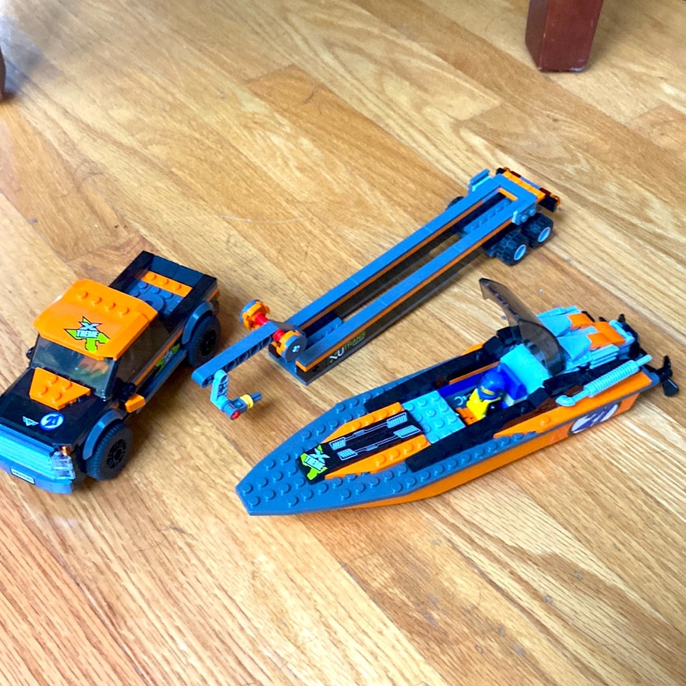 Lego City (60085). 4 x 4 with Powerboat. 100% complete. Excellent condition. - Picture 4 of 4